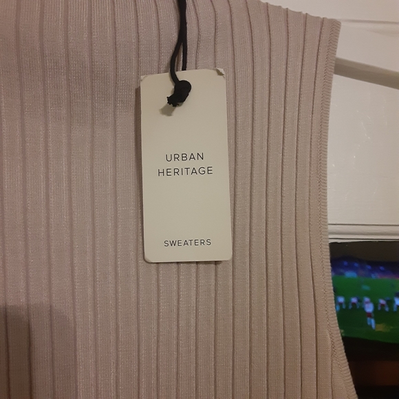 Large Sleeveless turtleneck - Picture 2 of 5